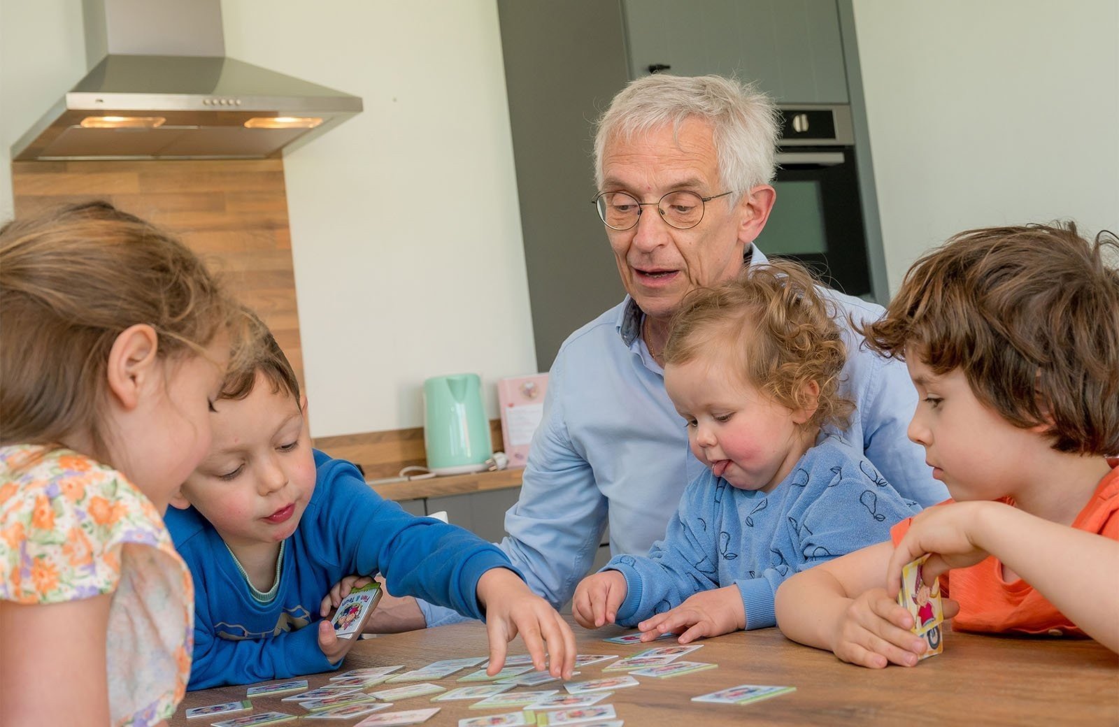 Opa speelt spelletje met zijn kleinkinderen bij Familie Resort Molenwaard