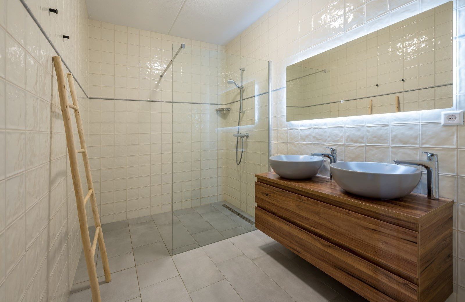 8 personen dorpsstraat mike en molly badkamer