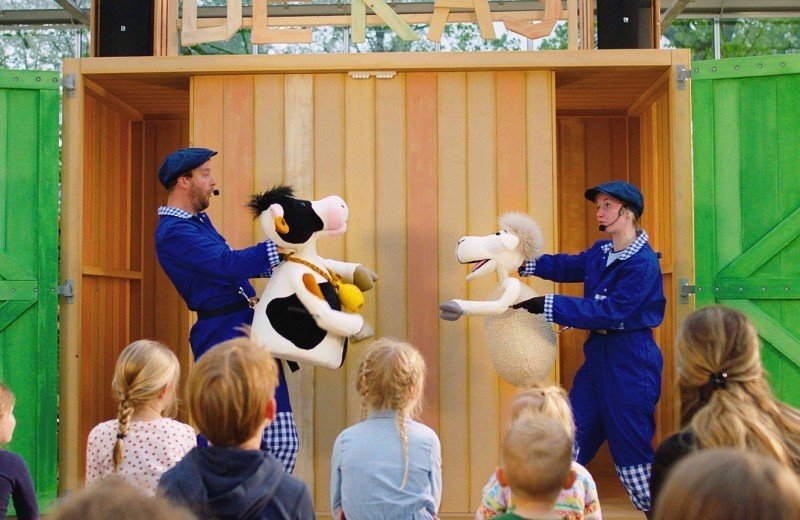 Entertainment in de kas bij familie resort molenwaard