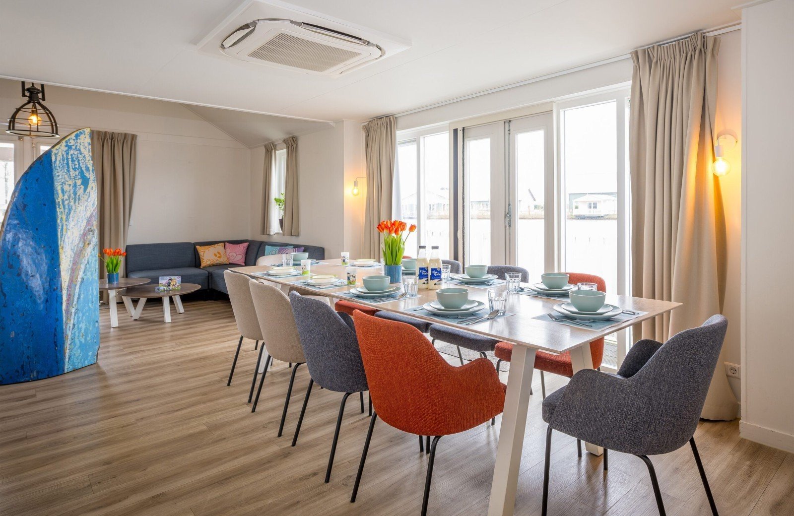 Interieur eettafel familie resort molenwaard