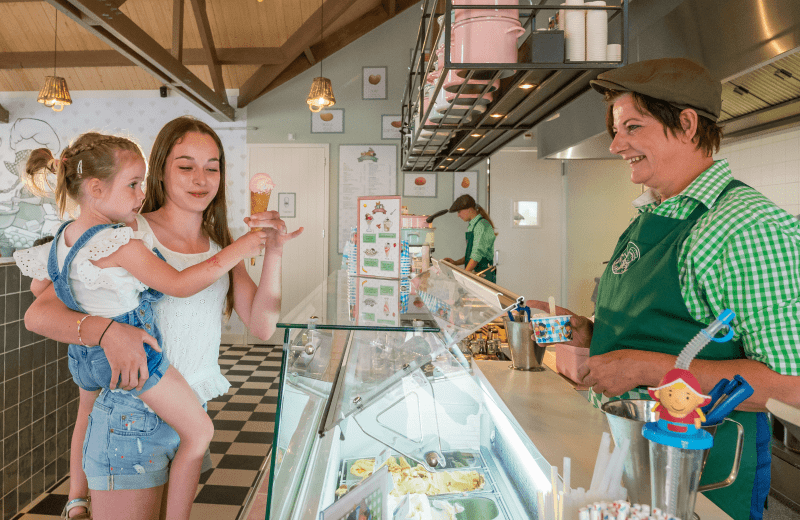 ijsje halen bij het ijskuipje op familie resort molenwaard