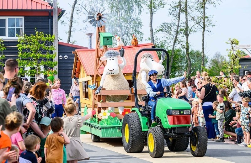 Lente parade mike en molly bij familie resort molenwaard