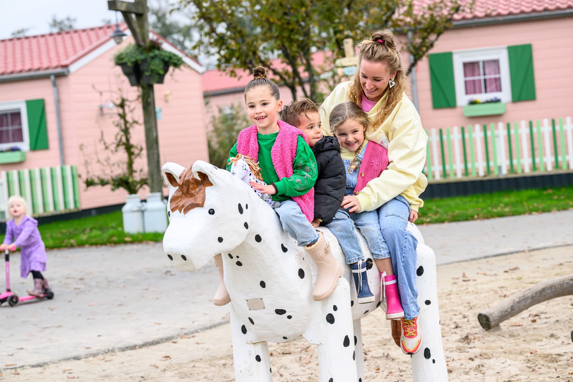 Spelen in de speeltuin bij Familie Resort Molenwaard