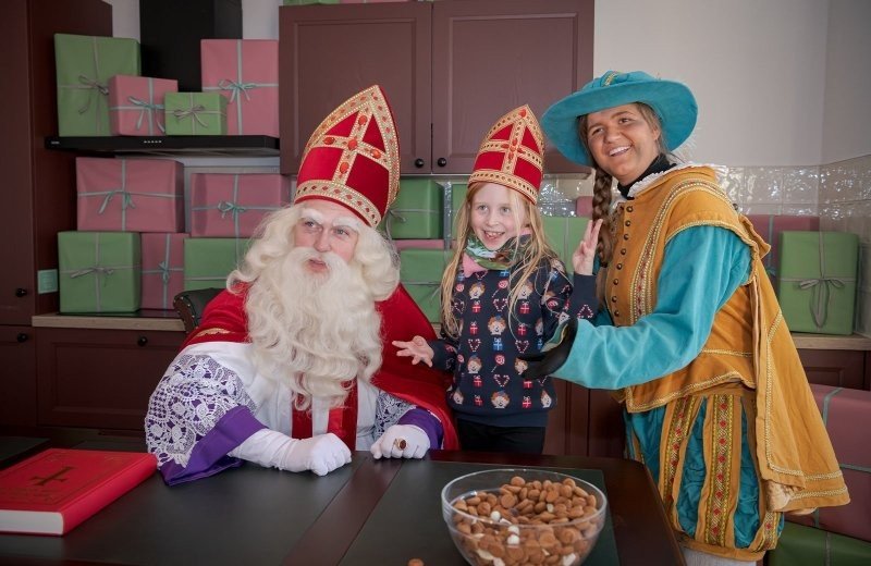 Sinterklaas en piet ontmoeten bij familie resort molenwaard