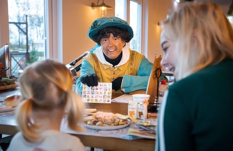 Sinterklaas en piet op bezoek bij familie resort molenwaard