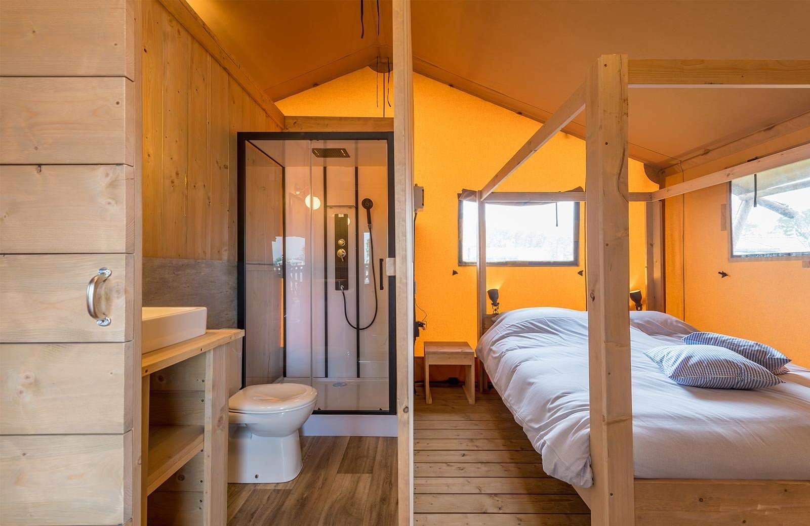 Slaapkamer badkamer avonturentent familie resort molenwaard