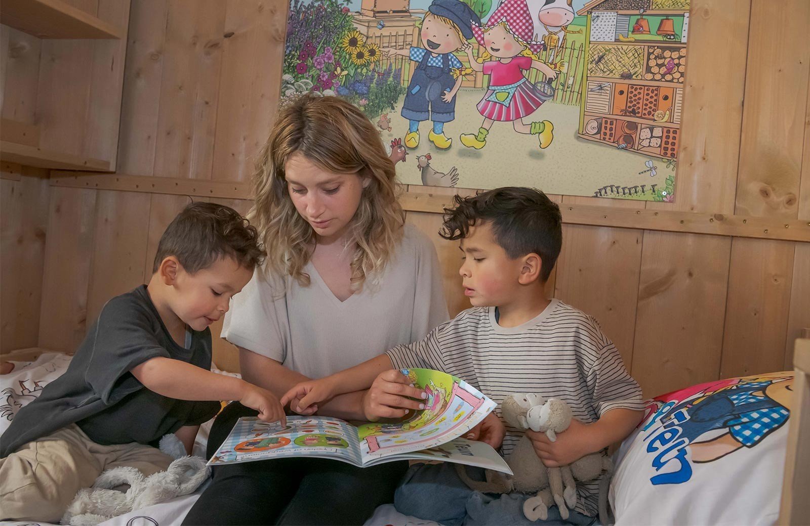 Voorlezen uit het Fien en Teun boek familie resort molenwaard